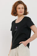 חולצת רקמה שחורה פריחה