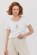 חולצת רקמה לבנה פריחה