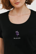 חולצת רקמה שחורה פריחה