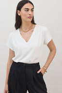 חולצת V כיווצים לבן