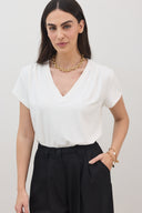 חולצת V כיווצים לבן